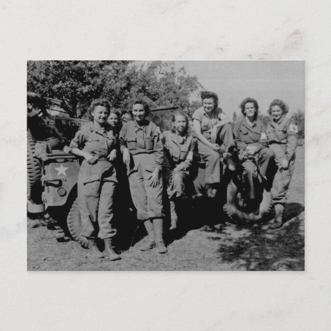 Carte Postale Infirmières à côté des 2ÈME GUERRE MONDIALE Jeep (Devant)