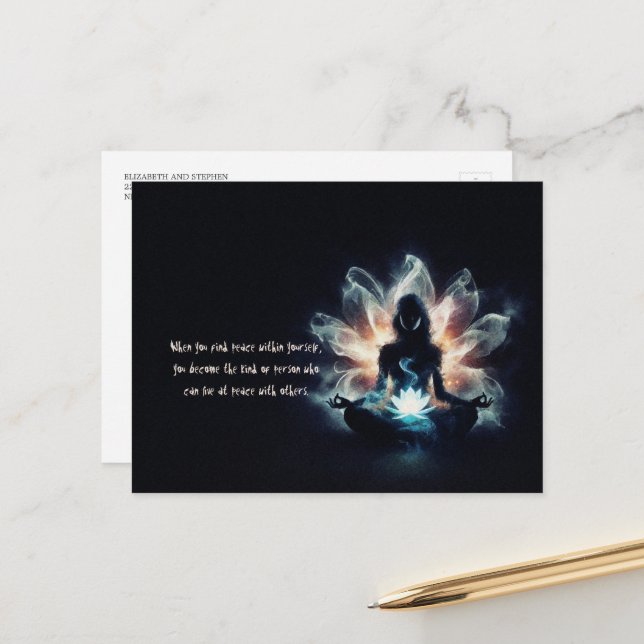 Carte Postale Instructrice de yoga Pose de méditation Brume lumi (Devant/Arrière en situation)