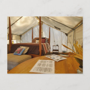 Carte Postale Intérieur de tente de glamping aménagement de camp