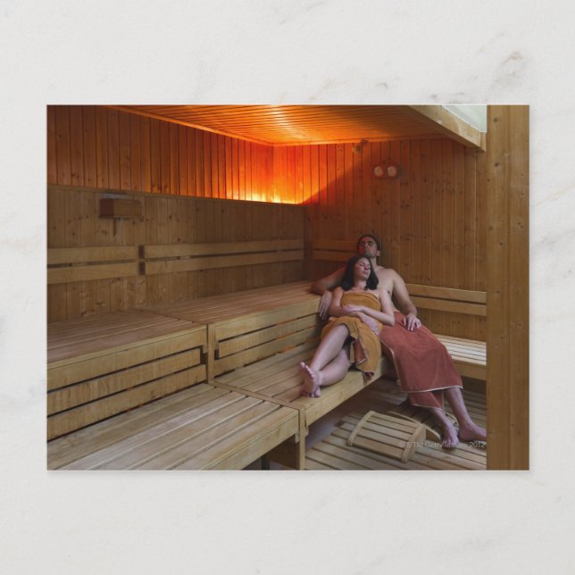 Carte Postale Italie, Toscane, Jeune couple se relaxant dans le  (Devant)