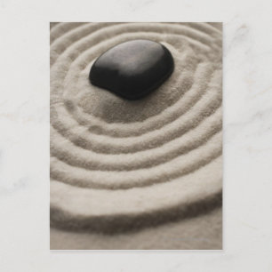 Carte Postale jardin zen avec détail de galets sur sable râpé