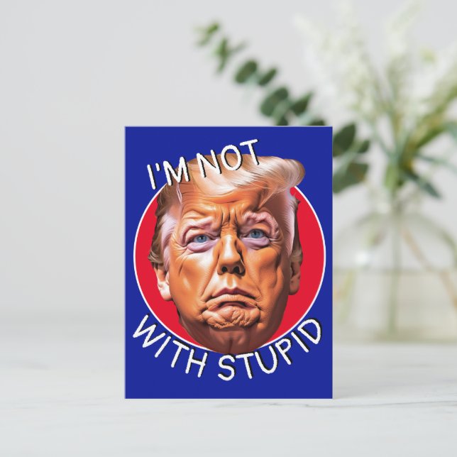 Carte Postale Je ne suis pas avec Trump stupide (Debout devant)