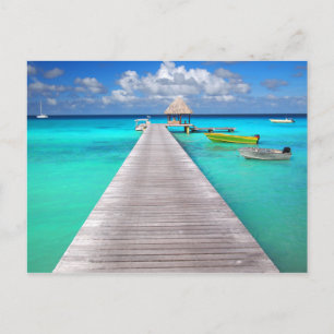 Carte Postale Jetty avec des bateaux dans un lagon tropical