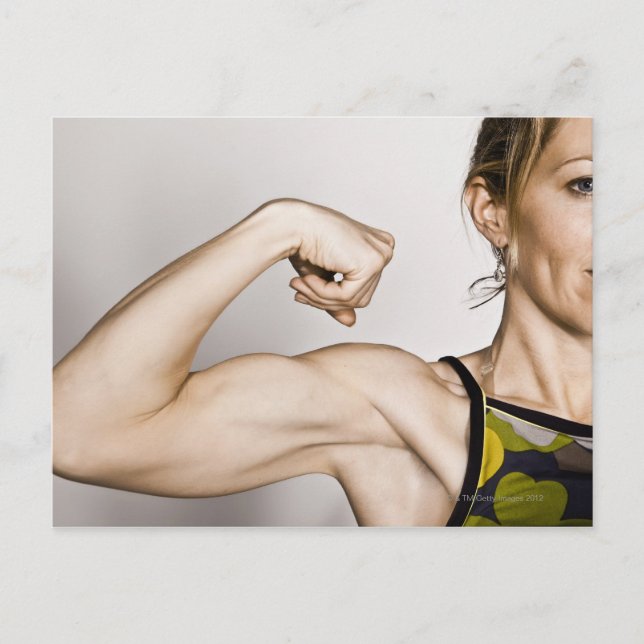 Carte Postale Jeune femme blonde flexion du muscle bicep pendant (Devant)