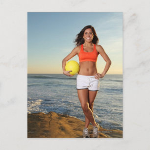 Carte Postale jeune femme en forme et jolie tenant un ballon de 