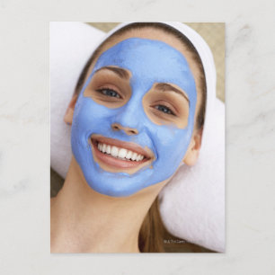 Carte Postale Jeune femme portant un masque facial, souriant,
