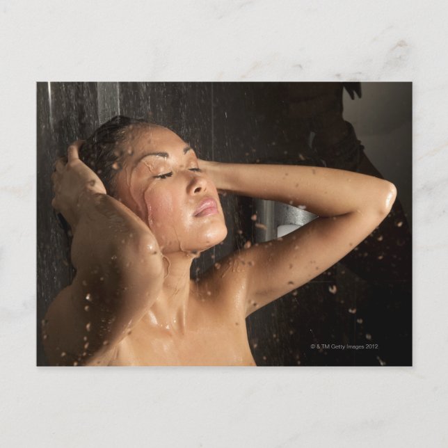 Carte Postale Jeune femme sous douche