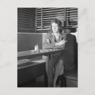 Carte Postale Jeune fille solitaire dans un bar, 1943