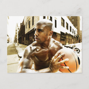 Carte Postale Jeune homme tenant un ballon de basket