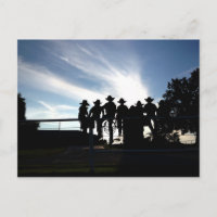 Jeunes cowboys et cowgirls sur une clôture