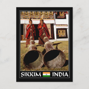 Carte Postale Jeunes moines soufflant des gyalies à Sakkim, Inde