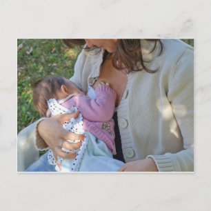 Carte Postale Jolie jeune maman brune allaitant son bébé