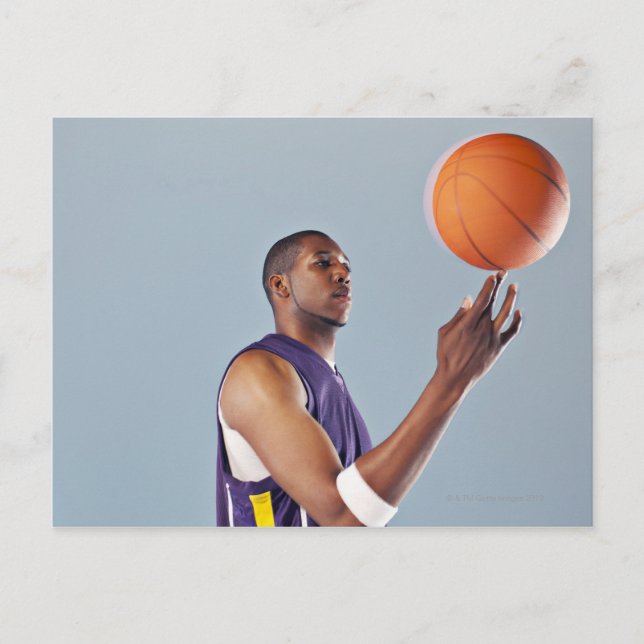 Carte Postale Joueur de basket-ball équilibrage balle sur un doi (Devant)