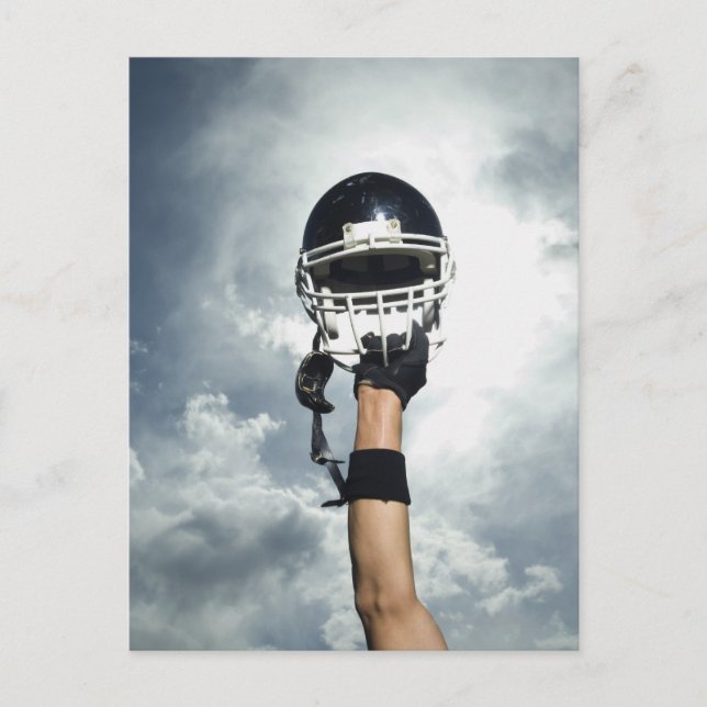 Carte Postale Joueur de football tenant un casque dans l'air (Devant)