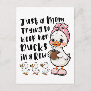 Carte Postale Juste une maman essayant de garder ses canards à l