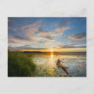 Carte Postale Kayakiste homme pagayant un kayak de mer sur eau c