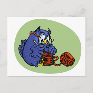Carte Postale Kleine Eule strickt einen Schal