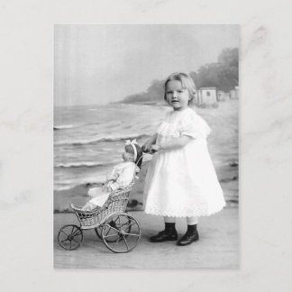 Carte Postale La fille du début des années 1900 avec sa poupée