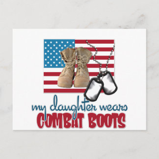 Carte Postale La fille porte des bottes de combat