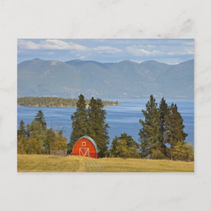 Carte Postale La grange rouge se trouve le long du lac pittoresq