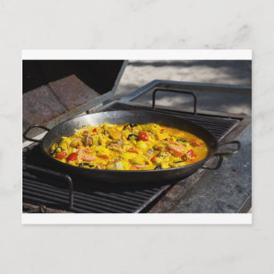 Carte Postale La paella est cuite sur un grill