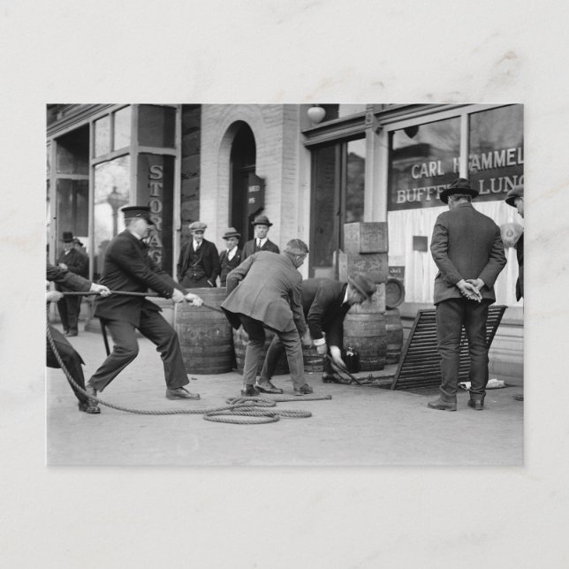 Carte Postale La police saisit Bootleg Liquor, 1923 (Devant)