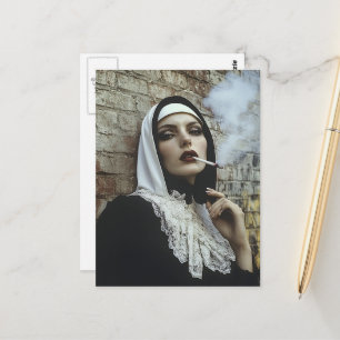 Carte Postale La Religieuse Fumant