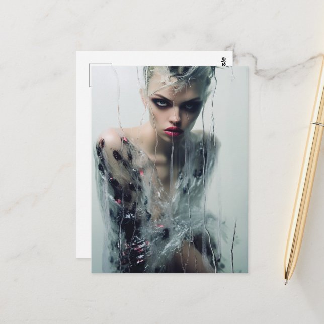 Carte Postale La robe en plastique clair de la dame derrière la  (Devant/Arrière en situation)