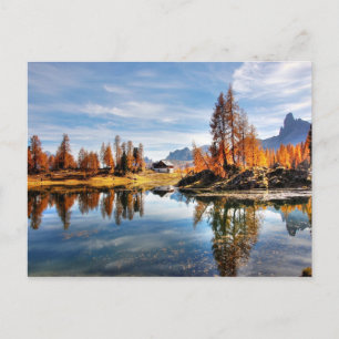 Carte Postale Lac réfléchissant dans les montagnes Dolomiti ital