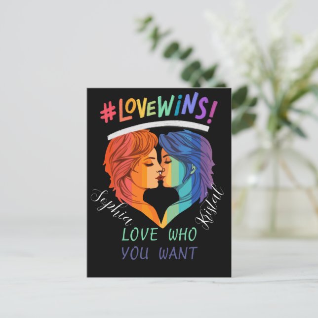 Carte Postale L'amour gagne la fierté lesbienne, mois de la fier (Debout devant)