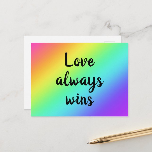 Carte Postale L'amour gagne toujours Rainbow Postcard (Devant/Arrière en situation)