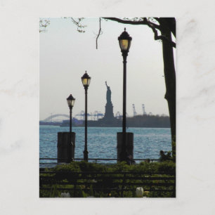 Carte Postale Lanternes encadrant Statue de la Liberté à Battery
