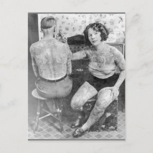 Carte Postale L'artiste de tatouage dame