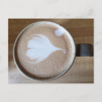 Latte sur une table en bois
