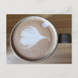 Carte Postale Latte sur une table en bois