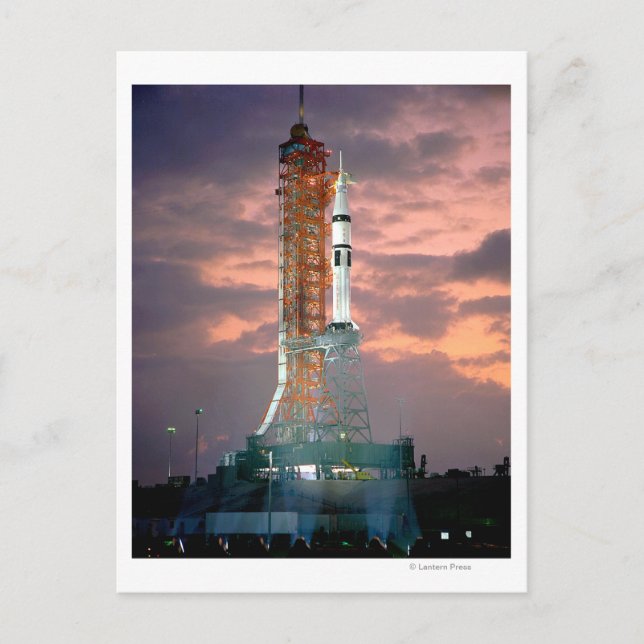 Carte Postale L'aube se brise derrière ASTP Saturn IB CDDT (Devant)