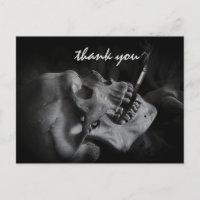 Le crâne fumer un Merci de cigarette