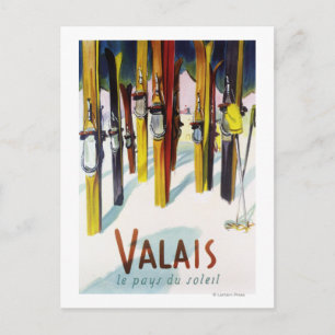 Carte Postale Le pays du soleil - Skis debout dans la neige