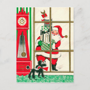 Carte Postale Le Père Noël avec des cadeaux regarde la fenêtre