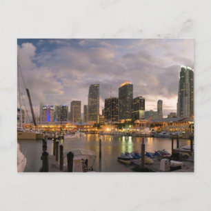 Carte Postale Le skyline financier de Miami à la tombée de la nu