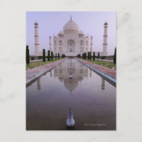 le Taj Mahal se reflète parfaitement dans la pisci