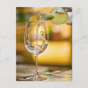 Carte Postale Le vin blanc est versé à la bouteille dans le rest
