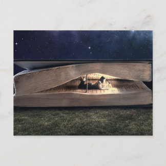 Carte Postale Lecture de femme à l'intérieur de livre la nuit