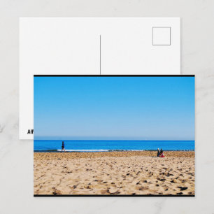 Carte Postale Lecture sur la plage de sable