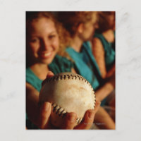 L'équipe de softball des adolescentes assise dans 