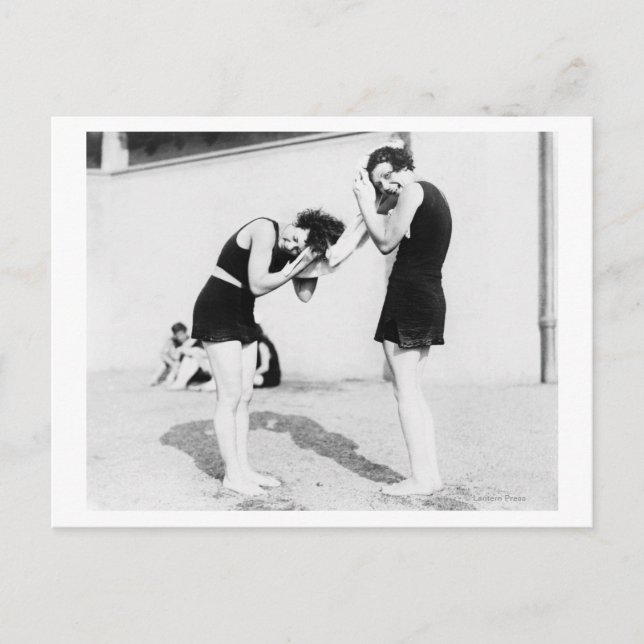 Carte Postale Les femmes qui pleurent leurs cheveux à la plage (Devant)