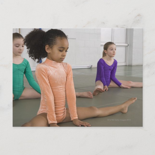 Carte Postale Les filles s'étirant en gymnastique (Devant)