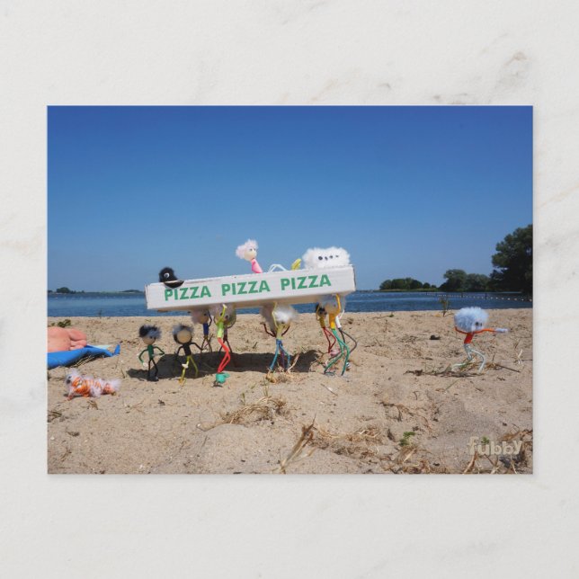 Carte Postale Les Fubby qui volent une pizza sur la plage. (Devant)