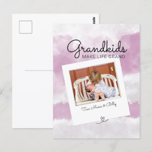 Carte Postale Les petits-enfants font la vie de la grande mère