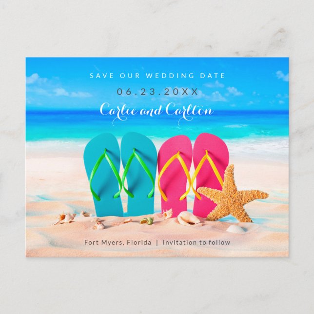 Carte Postale Les tongs de plage sur le sable Économisez la date (Devant)